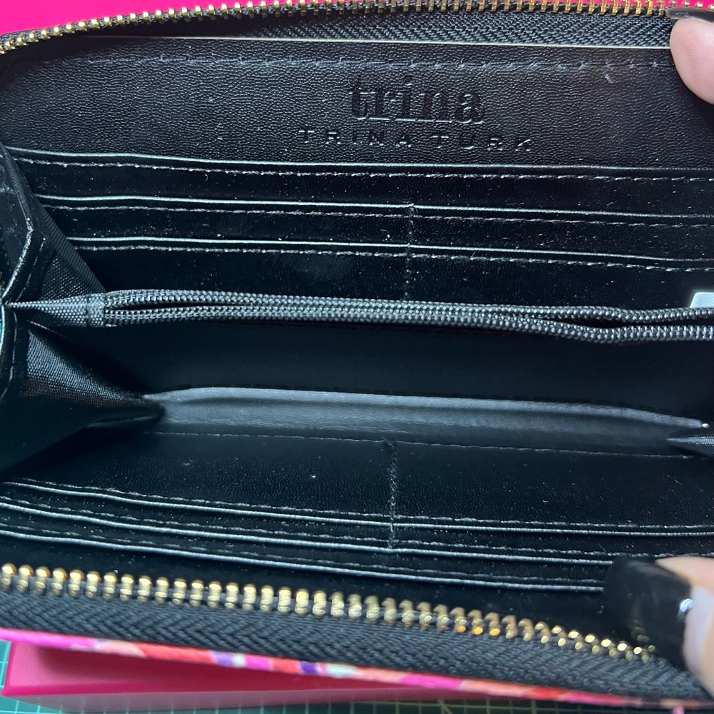❤️Trina Turk Wallet/ Wristlet NWT
Anemone Swirl Pattern Wallet in Pink &Purple - Picture 8 of 10